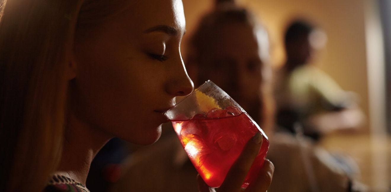 Compreender os fatores de risco que afetam o alcoolismo em mulheres